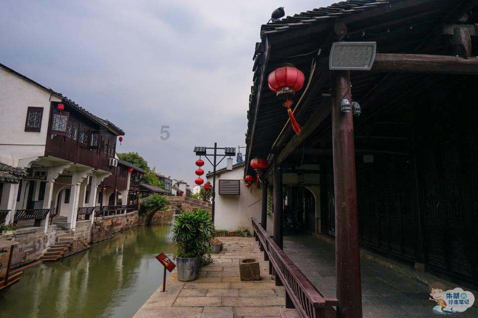 逃离黑白系房屋